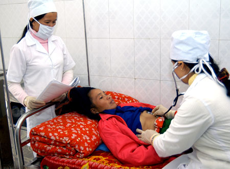 Cán bộ Trung tâm Y tế huyện Than Uyên (Lai Châu) chăm sóc bệnh nhân