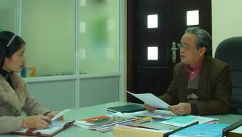Ông Nguyễn Huy Nghị - Phó Trưởng ban Sổ thẻ, BHXH Việt Nam trao đổi với PV Cổng TTĐT Chính phủ - Ảnh: Chinhphu.vn