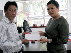 Bà Đỗ Thị Kim Liên Tổng Giám Đốc Bảo hiểm AAA trao tiền cho đại diện Báo Công An TP.HCM