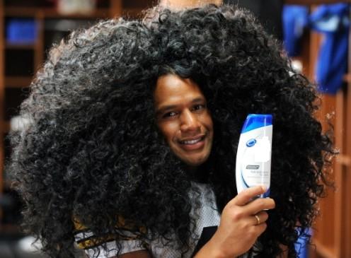 Nhãn hiệu dầu gội của P&G tranh thủ bộ tóc độc đáo của Troy Polamalu để quảng cáo. Ảnh: Luxist.com