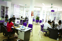 Nhân viên tiếp nhận hồ sơ thường đông hơn số người đăng ký bảo hiểm thất nghiệp - Ảnh: Minh Sang