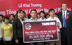 AIA Việt Nam trao tặng 30 triệu đồng (30 suất học bổng) cho Quỹ học bổng Nguyễn Thái Bình