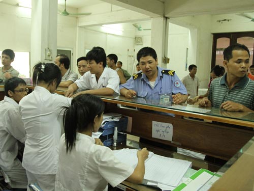 Người nhà bệnh nhân làm các thủ tục tại Bệnh viện Việt Đức- Hà Nội. Ảnh: Mạnh Duy