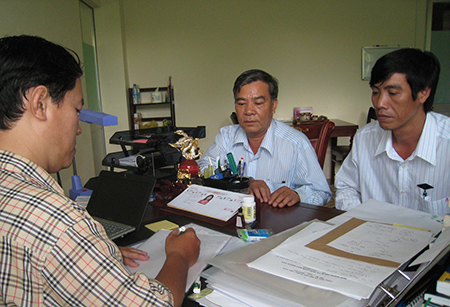 Ông Đào Nguyên Khiếu (bìa phải) và ông Hà Thế Ổn trình bày tại Báo Lao Động về các sai phạm của TGĐ BHTGVN Bùi Khắc Sơn đã được Thanh tra Chính phủ kết luận.
