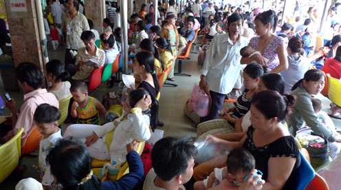 Bệnh viện Nhi Đồng 1, TP.HCM thường xuyên bị quá tải do phải tiếp nhận điều trị cho cả bệnh  nhi ở các tỉnh phía Nam - Ảnh: N.C.T.
