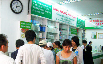 Nơi chờ nhận thuốc của Bệnh viện Phước An quá chật hẹp so với lượng bệnh nhân khám BHYT.