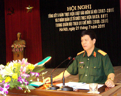 Thiếu tướng Nguyễn Đức Cường, Chính ủy Binh chủng Tăng-Thiết giáp khai mạc hội nghị.