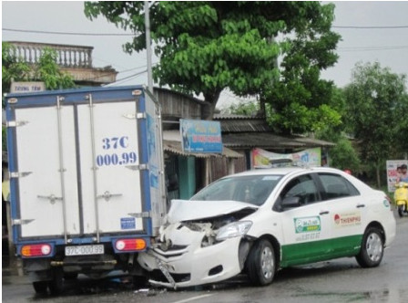 Vụ tai nạn taxi đâm xe tải nhỏ xảy ra chiều ngày 12/7.