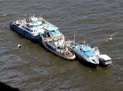 Các thuyền cứu hộ tập trung ở nơi du thuyền Bulgaria gặp nạn để tổ chức tìm kiếm các nạn nhân. Ảnh: AFP