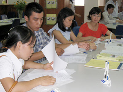 Đăng ký hồ sơ bảo hiểm thất nghiệp tại Trung tâm việc làm Hà Nội - Ảnh: Hải Bình