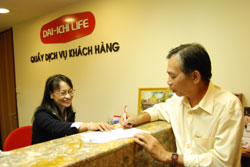 Nhân viên công ty Dai-ichi Life Việt Nam tư vấn cho khách hàng. Ảnh: Đinh Trần