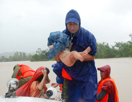 Lực lượng cứu hộ đang ứng cứu người dân trong dòng nước chảy xiết và địa hình bị chia cắt. Ảnh: Báo Phú Yên.