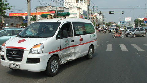 Xe cứu thương vào thời điểm gây tai nạn không chở theo bệnh nhân. Ảnh: Tâm Thư