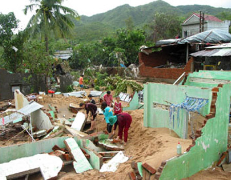 Sau trận mưa lũ lịch sử, nhiều căn nhà ở Phú Yên chỉ còn lại những đống đổ nát. Ảnh: Báo Phú Yên.
